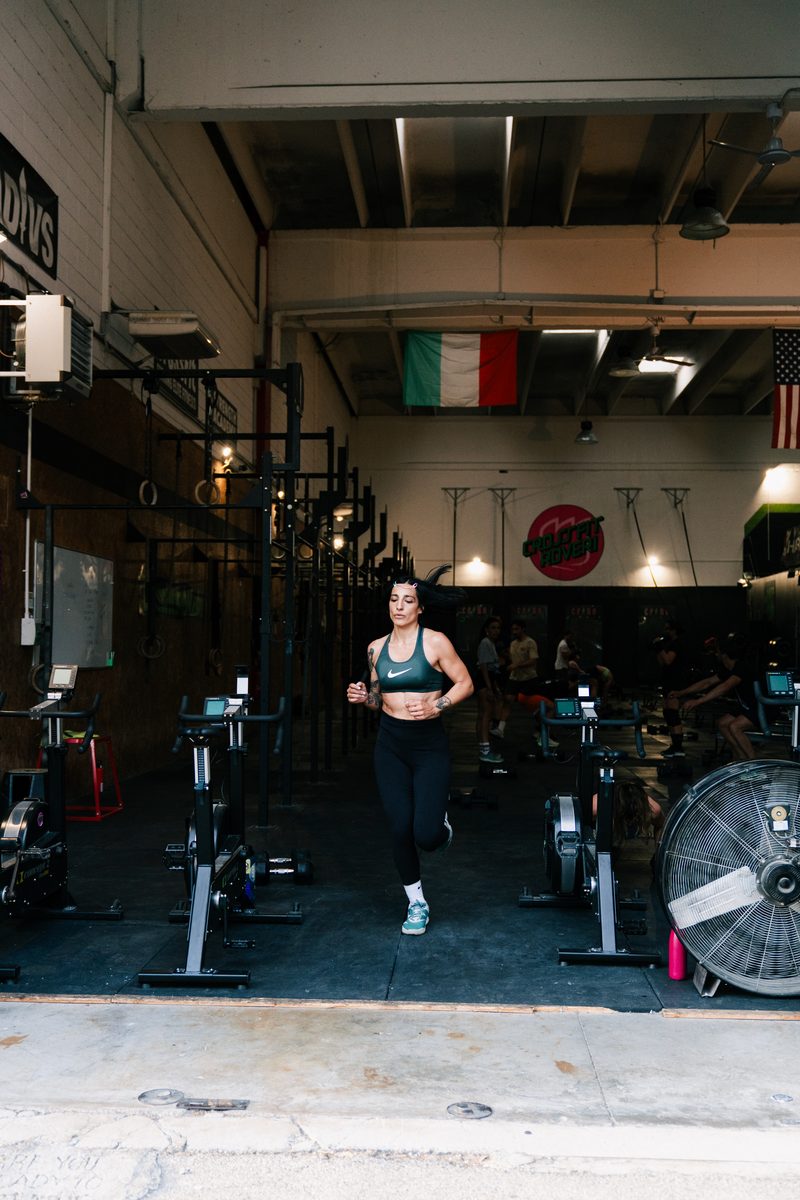 Atleta in corsa nel box CrossFit Roveri