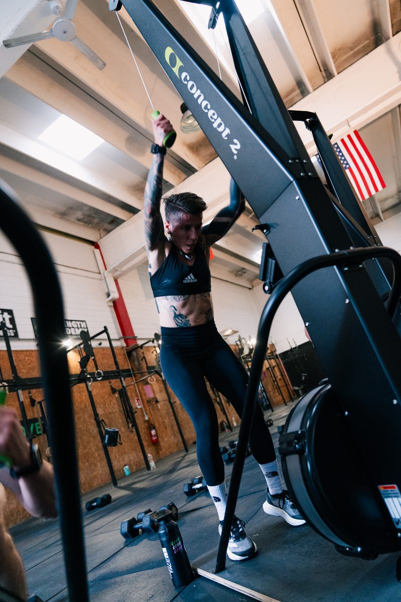 Atleta su SkiErg Concept 2 al box
