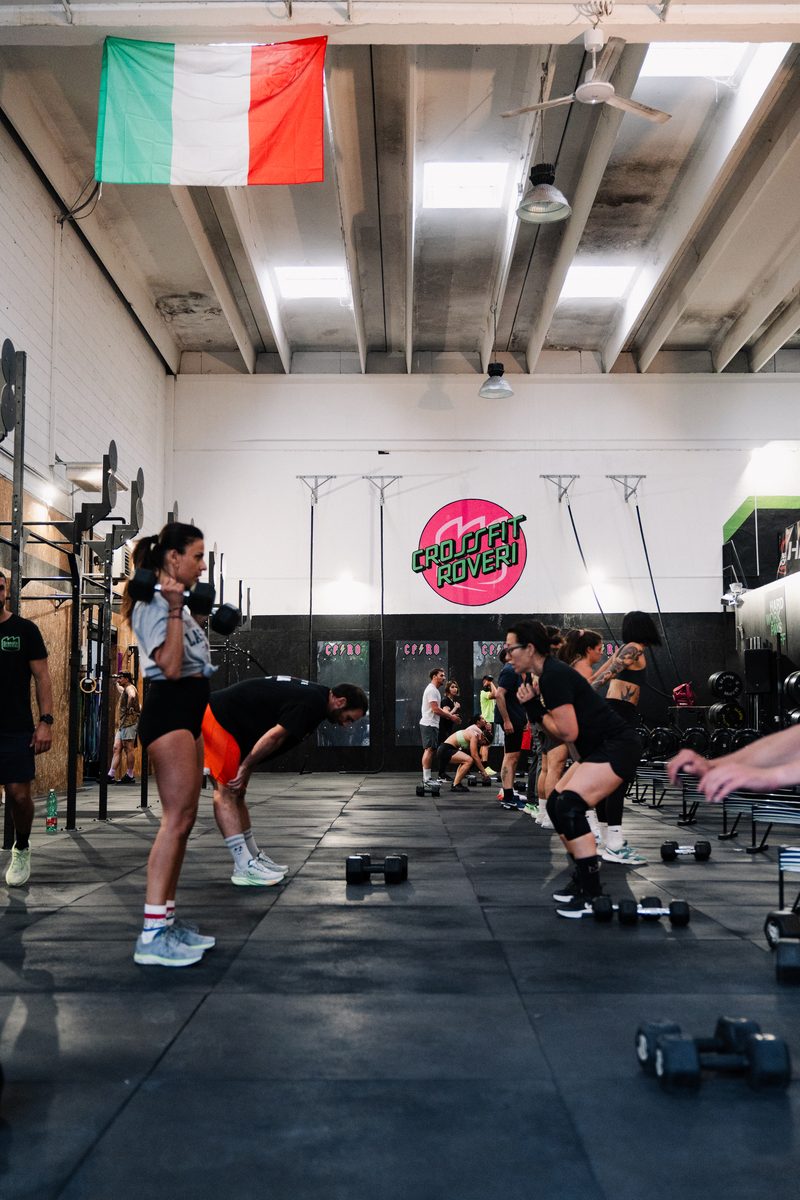 Sessione di allenamento con manubri e logo CrossFit Roveri