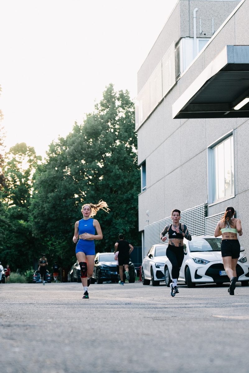Atlete in corsa esterna al tramonto