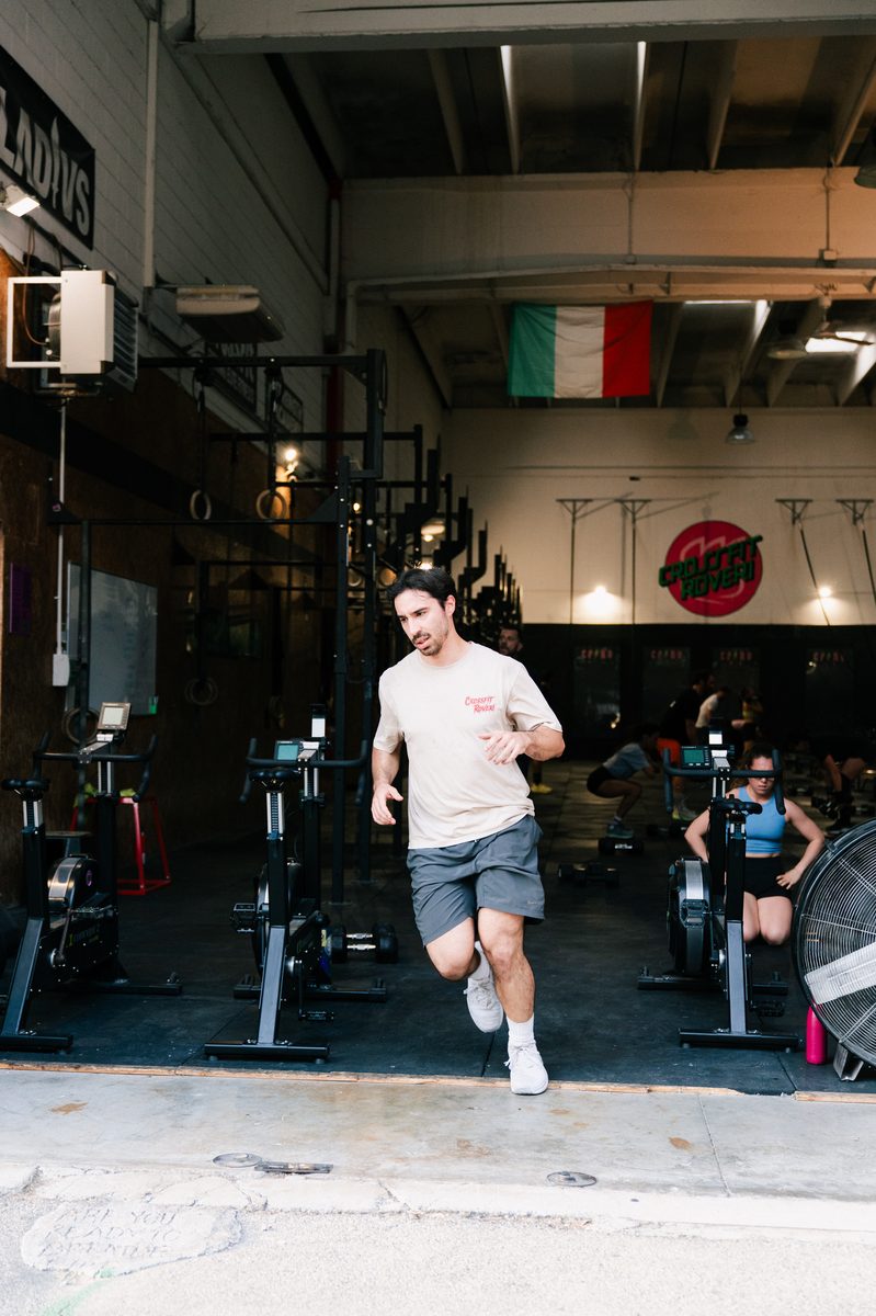 Atleta in corsa nel corridoio del box