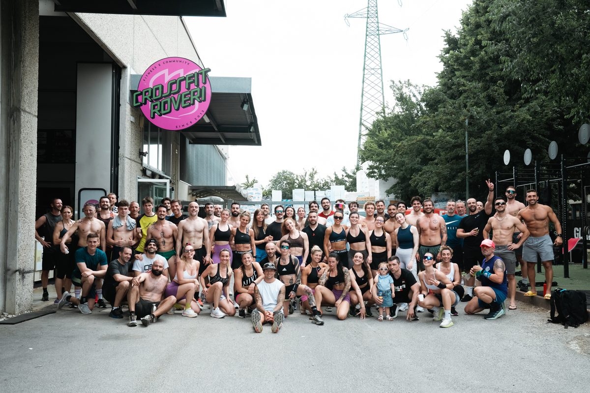 Tutta la community CrossFit Roveri davanti al box